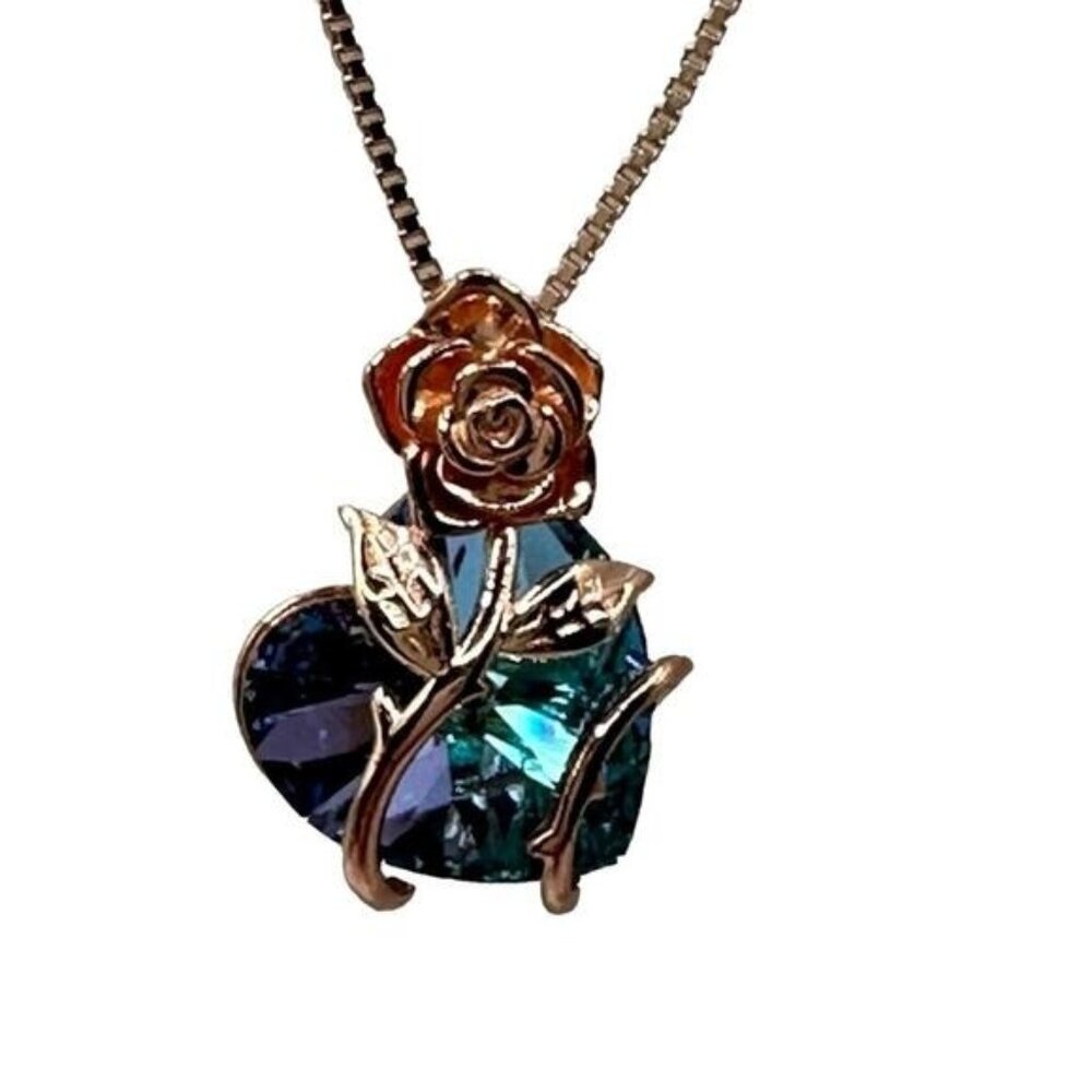AOBOCO Rose 925 Surrounding a Swarovski Heart Crystal Necklace